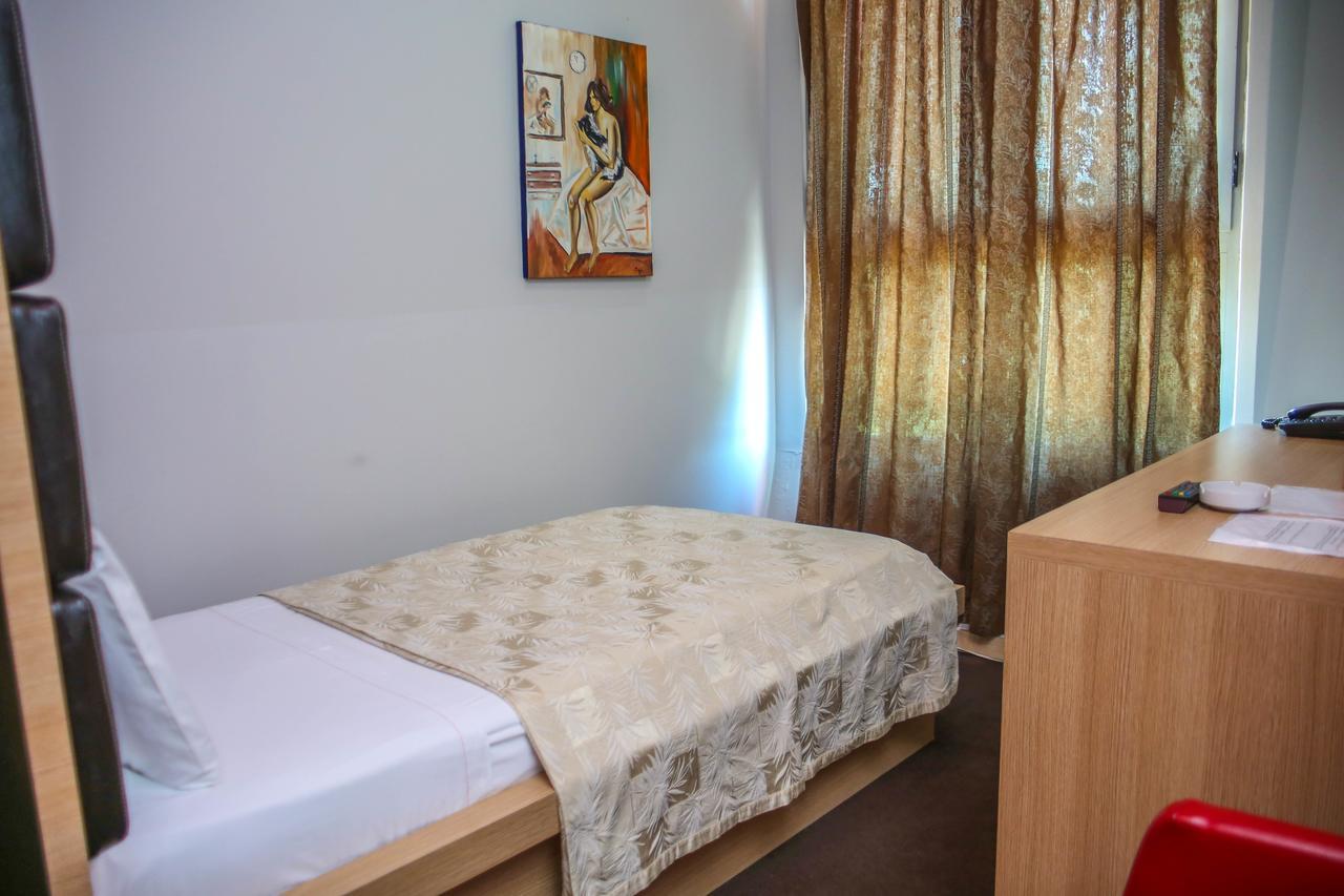 Hotel Vila Aeroport Rinas Kültér fotó